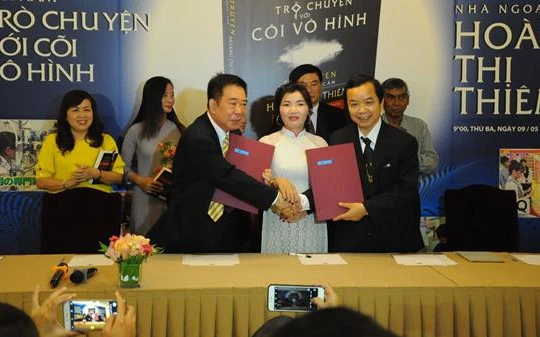 Bà Hoàng Thị Thiêm (áo trắng, ở giữa) tại buổi ra mắt cuốn tự truyện hồi năm 2017. Bên phải là ông Nguyễn Văn Phước - Giám đốc First News (Ảnh: Hoà Bình) 