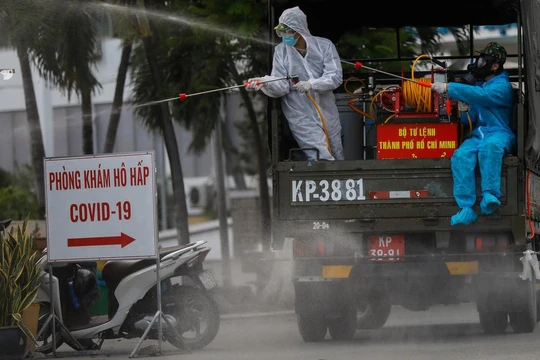 Xe đặc chủng khẩn cấp phun khử trùng BV Bệnh Nhiệt đới - Ảnh: Hữu Khoa