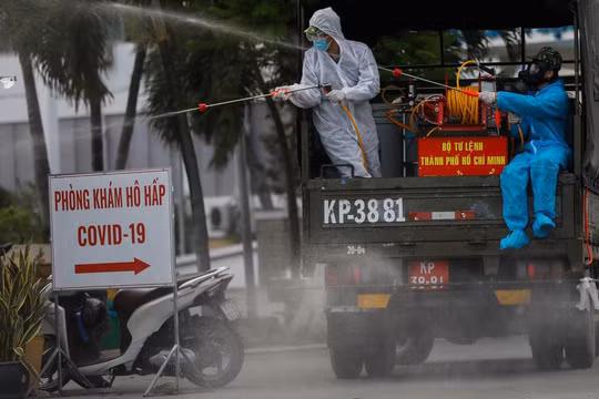 Xe đặc chủng khẩn cấp phun khử trùng BV Bệnh Nhiệt đới - Ảnh: Hữu Khoa