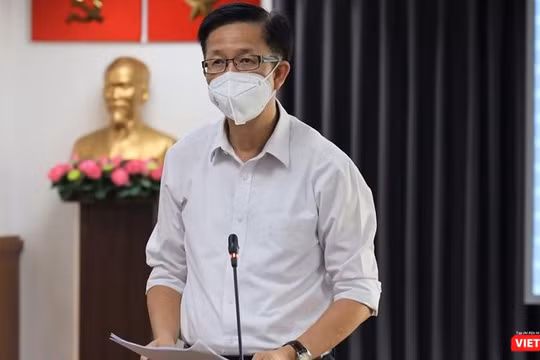 Phó Ban chỉ đạo Phạm Đức Hải thông tin về tình hình dịch bệnh. Ảnh: Linh Nhi