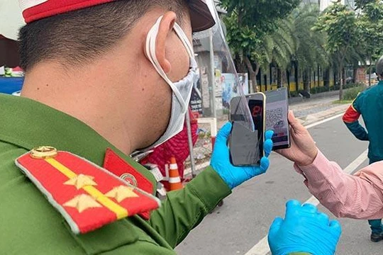 Người dân quét mã QR, đăng ký di biến động, sao lưu vào điện thoại trước khi ra đường