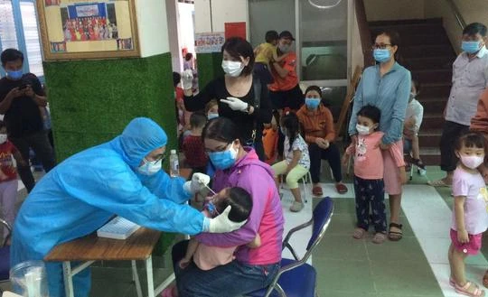 Lấy mẫu cho các trẻ ở Trường mầm non Hoa Phượng Đỏ - Ảnh: CDC TP.HCM