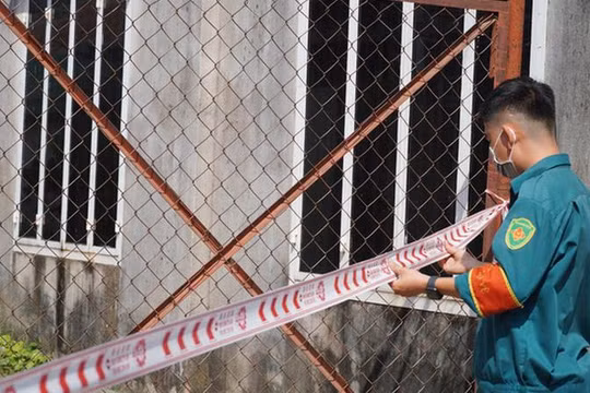 Phong toả khu vực cư trú của BN1453 (Ảnh: TTXVN)