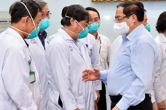 Thủ tướng đến thăm, động viên đội ngũ thầy thuốc của BV Chợ Rẫy - Ảnh: BVCR 