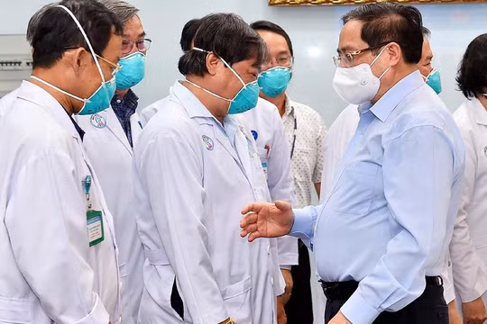 Thủ tướng đến thăm, động viên đội ngũ thầy thuốc của BV Chợ Rẫy - Ảnh: BVCR 