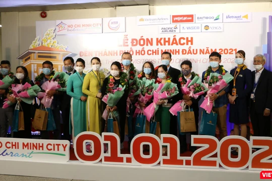 Lễ đón khách đến TP.HCM trong ngày 1/1/2021 (Ảnh: SDL) 