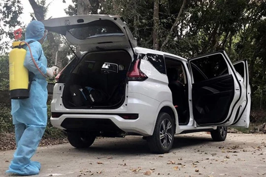 Phun khử khuẩn chiếc xe chở BN1440 (Ảnh: Công an Vĩnh Long)