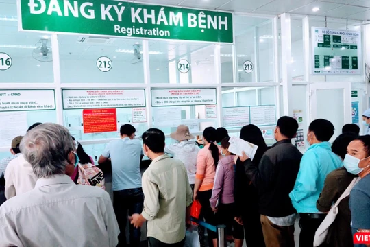 Bệnh nhân xếp hàng chờ đăng ký khám bệnh