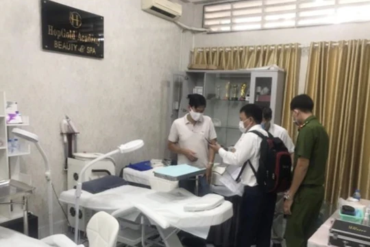 Thanh tra y tế, công an trong 1 lần đi kiểm tra phòng khám. Ảnh minh hoạ