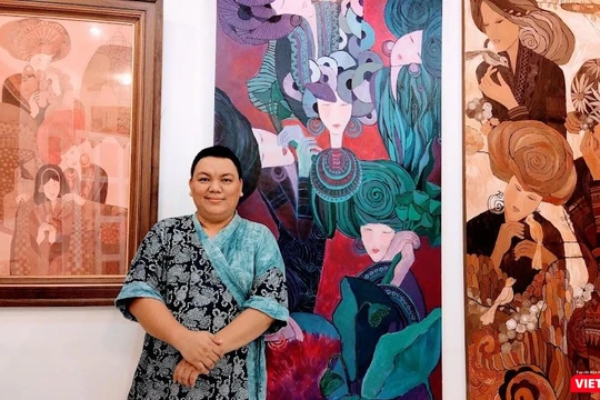 Hoạ sĩ Hà Hùng Dũng tại Cọ Gallery TP.HCM. Ảnh: Hoà Bình