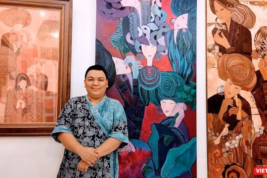 Hoạ sĩ Hà Hùng Dũng tại Cọ Gallery TP.HCM. Ảnh: Hoà Bình