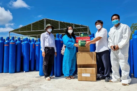 Những bình ô xy được trao tặng Hà Tiên, Kiên Giang 