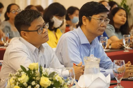 Ông Trần Ngọc Thương - Phó phòng Quản lý thu và ông Nguyễn Quốc Thanh – Phó Giám đốc BHXH TP.HCM tại buổi đối thoại (Ảnh: Phi Phi) 