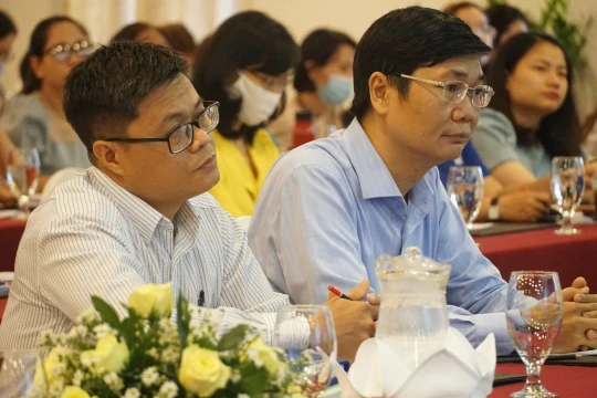 Ông Trần Ngọc Thương - Phó phòng Quản lý thu và ông Nguyễn Quốc Thanh – Phó Giám đốc BHXH TP.HCM tại buổi đối thoại (Ảnh: Phi Phi) 