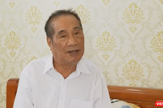 Nhà giáo ưu tú Nguyễn Ngọc Ký ở tuổi trên bẩy mươi vẫn miệt mài viết văn hàng ngày (Ảnh: MCV) 