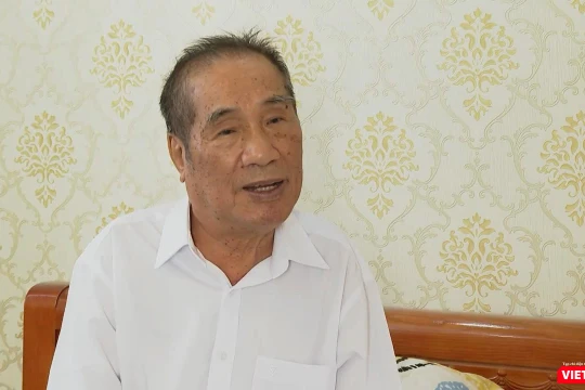 Nhà giáo ưu tú Nguyễn Ngọc Ký ở tuổi trên bẩy mươi vẫn miệt mài viết văn hàng ngày (Ảnh: MCV) 