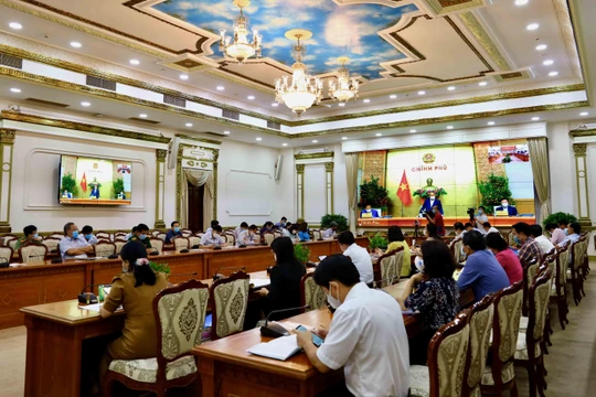 Thủ tướng Nguyễn Xuân Phúc điều hành phiên họp Chính phủ về phòng, chống COVID-19 sáng 24/2 (Ảnh: Huyền Mai)