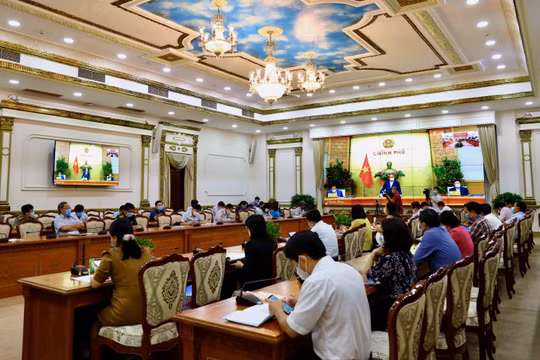 Thủ tướng Nguyễn Xuân Phúc điều hành phiên họp Chính phủ về phòng, chống COVID-19 sáng 24/2 (Ảnh: Huyền Mai)