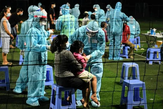 Hơn 0 giờ đêm, công tác lấy mẫu cư dân liên quan "ổ dịch" Hội thánh Phục Hưng vẫn được thực hiện khẩn trương. Ảnh: Lan Chi