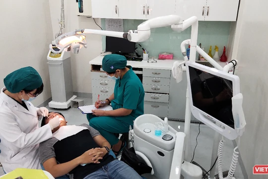 Nhiều ngành học không thể chỉ học trực tuyến, đặc biệt, không thể đào tạo bác sĩ nếu không thực hành trên bệnh nhân. Ảnh: Hoà Bình