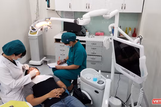 Nhiều ngành học không thể chỉ học trực tuyến, đặc biệt, không thể đào tạo bác sĩ nếu không thực hành trên bệnh nhân. Ảnh: Hoà Bình