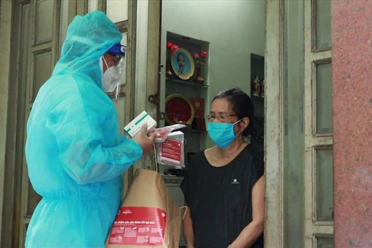Phát thuốc điều trị COVID-19 cho F0 tại nhà. Ảnh: HCDC