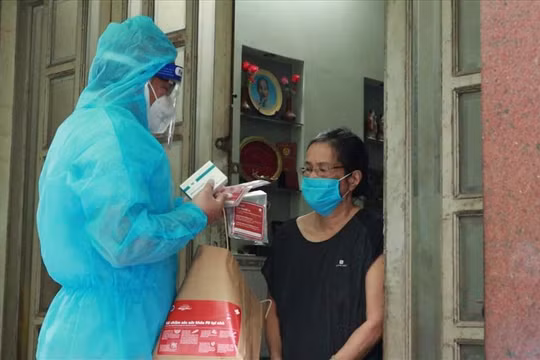 Phát thuốc điều trị COVID-19 cho F0 tại nhà. Ảnh: HCDC