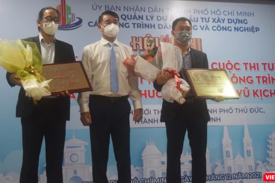 Ông Nguyễn Văn Trường – Phó Giám đốc Ban QLDA ĐTXD trao giải cho 2 đơn vị đồng Giải Nhì. Ảnh: Hoà Bình 