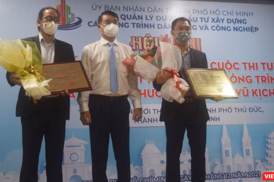 Ông Nguyễn Văn Trường – Phó Giám đốc Ban QLDA ĐTXD trao giải cho 2 đơn vị đồng Giải Nhì. Ảnh: Hoà Bình 