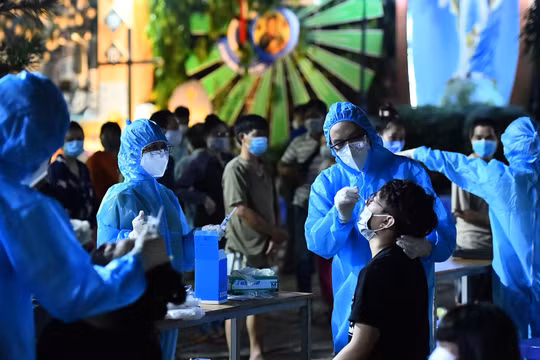 Xét nghiệm "thần tốc" cư dân liên quan ổ dịch Hội thánh truyền giáo Phục Hưng - Ảnh: Phạm Ngôn