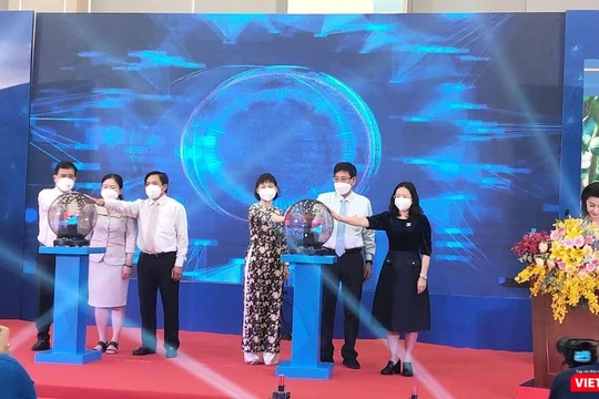 Ông Mai Hùng Dũng – Phó Chủ tịch thường trực UBND tỉnh Bình Dương cùng các lãnh đạo nhấn nút Khai trương sàn Thương mại điện tử tỉnh Bình Dương - Ảnh: Hoà Bình