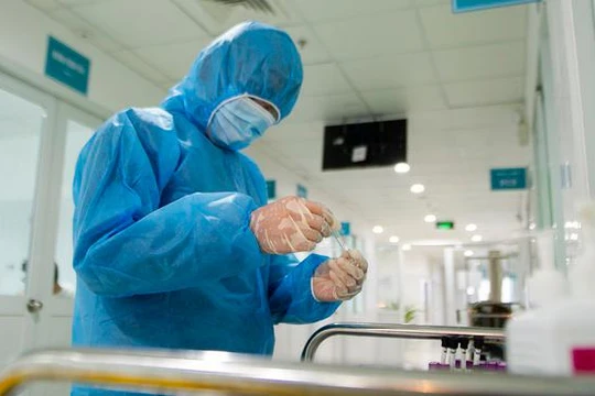 Trung tâm Y tế Vietsovpetro và Trung tâm Kiểm soát Dịch bệnh tỉnh Bà Rịa - Vũng Tàu đã lấy mẫu bệnh phẩm gửi Bệnh viện Thống Nhất, TP.HCM (Ảnh: BYT) 