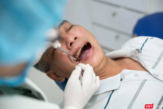 Bác sĩ khám răng cho bệnh nhân