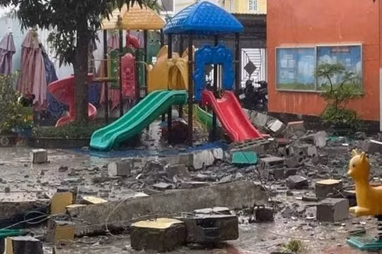 Khối bê tông rơi xuống sân trường mầm non Ban Mai (Ảnh: TTBC) 