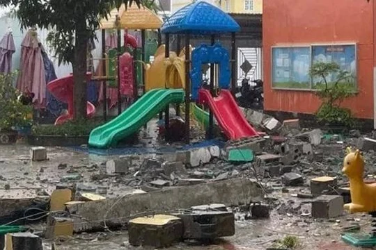 Khối bê tông rơi xuống sân trường mầm non Ban Mai (Ảnh: TTBC) 