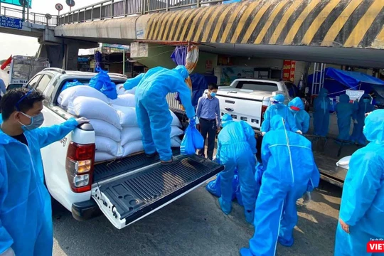 40 tấn gạo được vận chuyển tới các cây ATM Gạo xây dựng ngay giữa tâm dịch Hải Dương (Ảnh: HBG) 