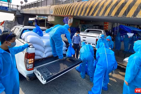 40 tấn gạo được vận chuyển tới các cây ATM Gạo xây dựng ngay giữa tâm dịch Hải Dương (Ảnh: HBG) 