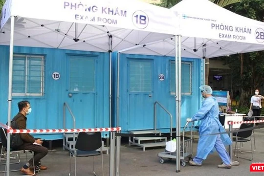 Phòng khám áp lực âm dã chiến được triển khai tại bệnh viện ĐH Y Dược TP.HCM từ những đợt lây nhiễm đầu tiên - Ảnh: Hòa Bình