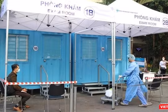 Phòng khám áp lực âm dã chiến được triển khai tại bệnh viện ĐH Y Dược TP.HCM từ những đợt lây nhiễm đầu tiên - Ảnh: Hòa Bình