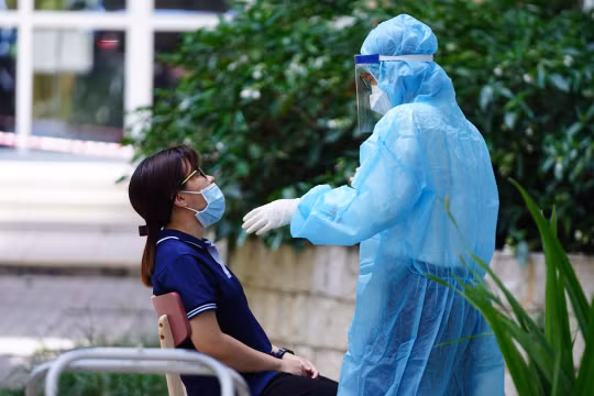 Lực lượng chức năng lập tức có mặt trên địa bàn, lấy mẫu xét nghiệm cư dân chung cư Sunview Town ngay khi phát hiện ca dương tính mới chưa rõ nguồn lây (Ảnh: Phạm Nguyễn) 