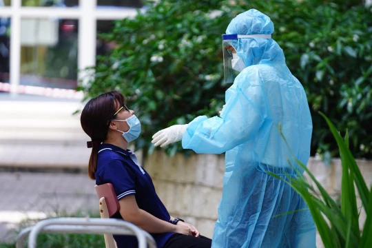 Lực lượng chức năng lập tức có mặt trên địa bàn, lấy mẫu xét nghiệm cư dân chung cư Sunview Town ngay khi phát hiện ca dương tính mới chưa rõ nguồn lây (Ảnh: Phạm Nguyễn) 