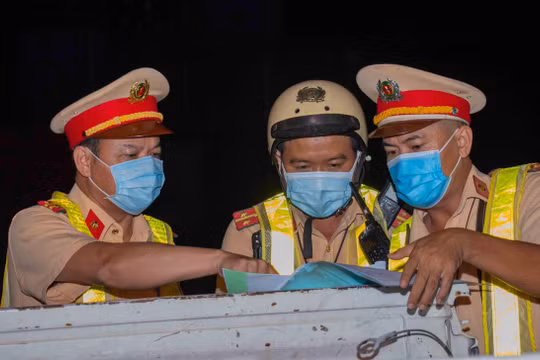 Các lực lượng phòng, chống COVID-19 tại chốt kiểm soát dịch bệnh (Ảnh: Trần Linh) 