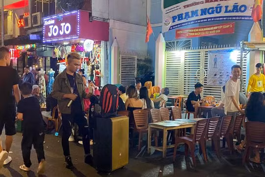 Karaoke tự phát trên phố Phạm Ngũ Lão quận 1 - Ảnh: Lê Phong