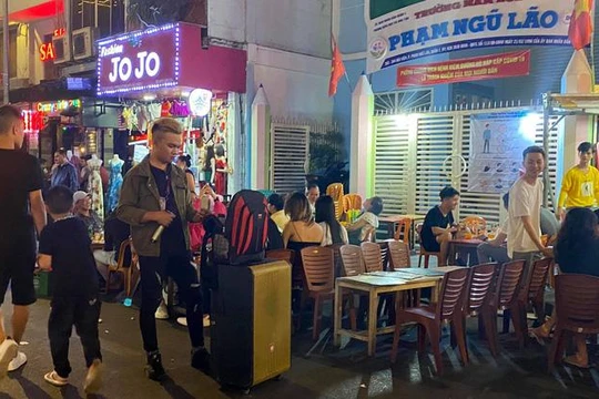 Karaoke tự phát trên phố Phạm Ngũ Lão quận 1 - Ảnh: Lê Phong