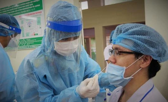 Xét nghiệm hơn 1.800 nhân viên y tế Bệnh viện Quân Y 175 (Ảnh: Trần Chính)