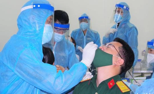 Việc xét nghiệm 1.800 nhân viên của Bệnh viện Quân y 175 kéo dài xuyên đêm 8/2 - Ảnh: Trần Chính