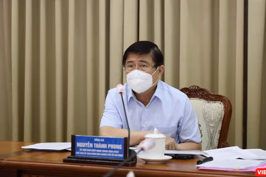 Chủ tịch UBND TP.HCM Nguyễn Thành Phong cho biết TP đã chuẩn bị phương án 10.000 giường bệnh điều trị COVID-19 (Ảnh: TTBC) 