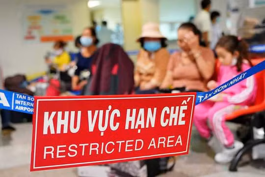 Khu vực hạn chế tiếp xúc tại sân bay Tân Sơn Nhất (Ảnh: CTV) 