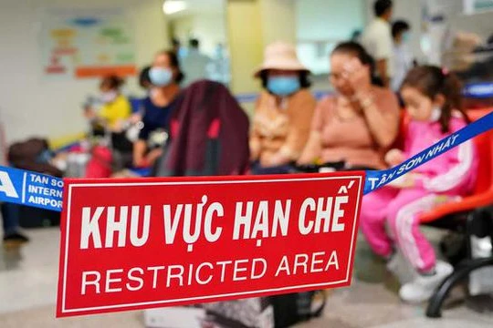 Khu vực hạn chế tiếp xúc tại sân bay Tân Sơn Nhất (Ảnh: CTV) 