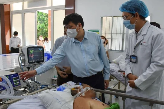 GS.TS Nguyễn Thanh Long - Bộ trưởng Bộ Y tế thăm bệnh nhân điều trị tại khu vực hồi sức thần kinh, Khoa đột quỵ, BVĐKTW Cần Thơ - Ảnh: BYT 